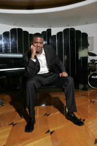 http://www.hearandplay.com/jermainepiano.jpg